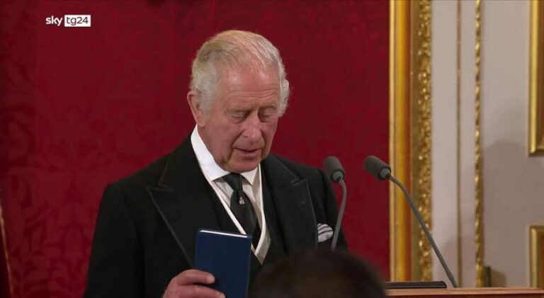 Re Carlo III vs la penna stilografica: improperi reali nel nuovo video virale Re Carlo III proclamato sovrano
