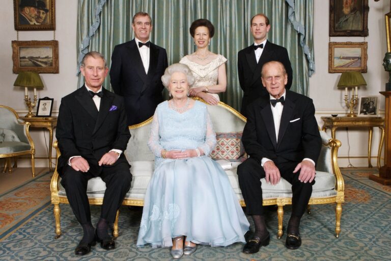 La Regina Elisabetta con il Principe Filippo e i figli