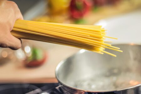 Spaghetti e una pentola con acqua che bolle