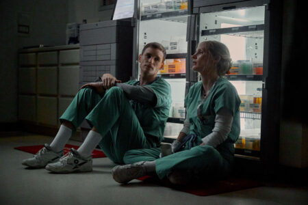 Eddie Redmayne e Jessica Chastain in una scena di The Good Nurse