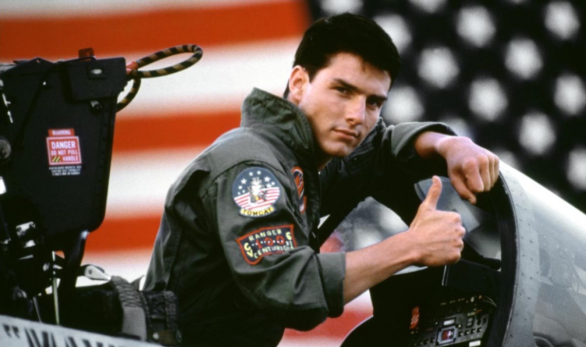 Tom Cruise alza il pollice in Top Gun