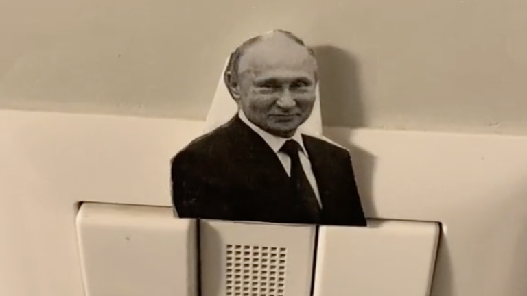 Adesivi Putin contro il caro bollette