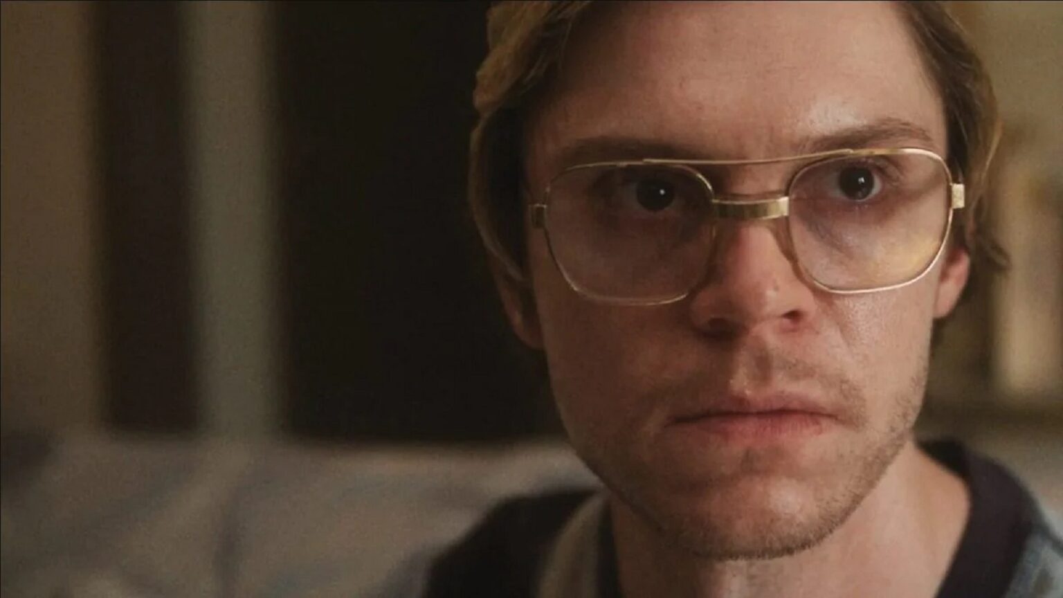 Frame che ritrae Evan Peters in Dahmer