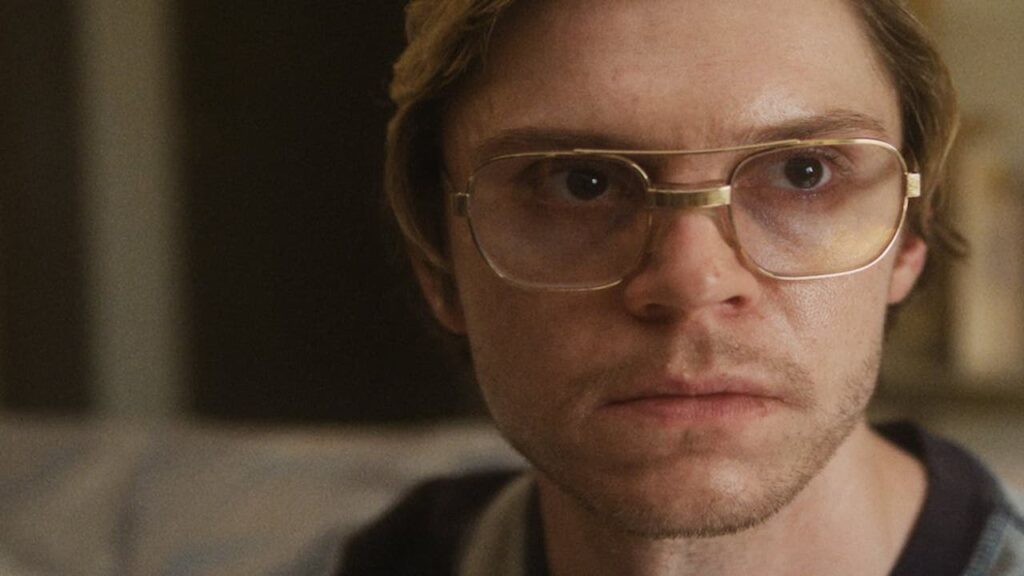 Evan Peters interpreta Jeffrey Dahmer