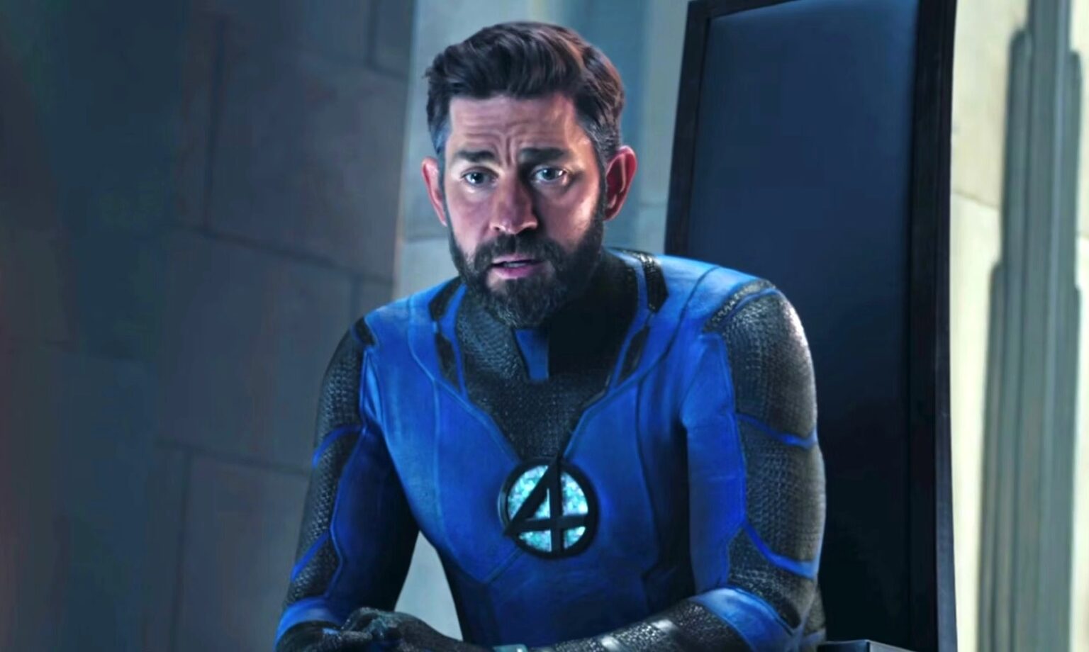 Frame che ritrae John Krasinski nei panni di Mr. Fantastic dei Fantastici Quattro