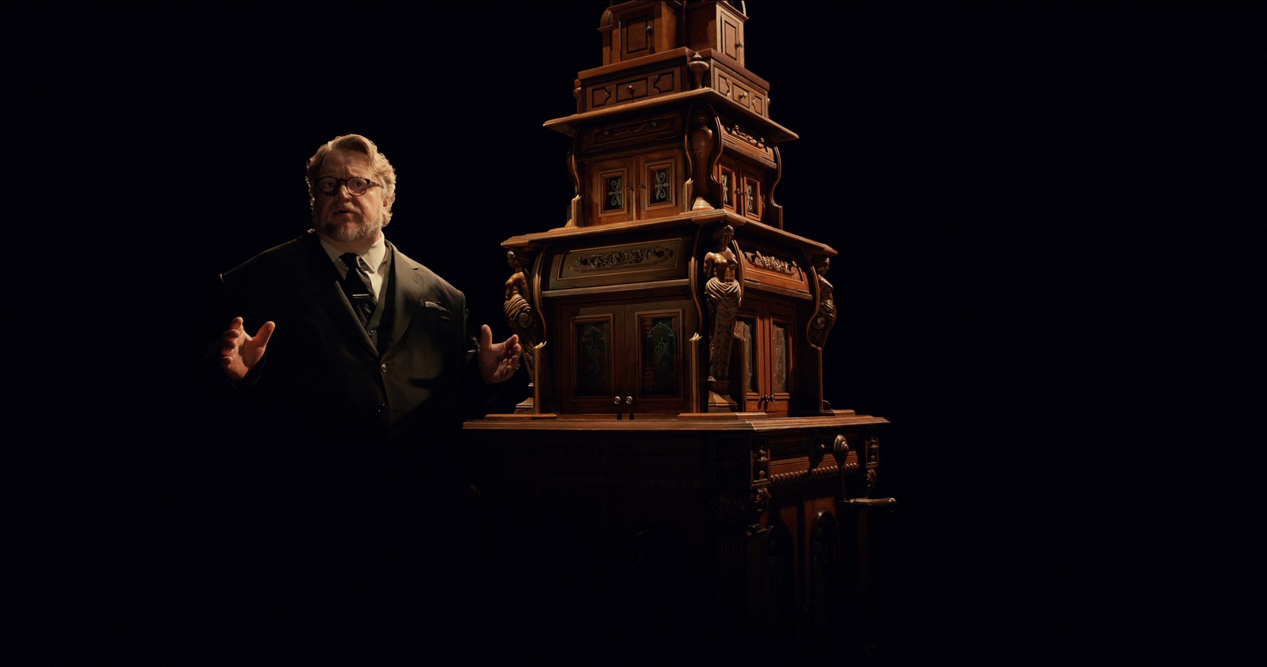 Guillermo del Toro's Cabinet of Curiosities: Guillermo Del Toro a inizio di ogni episodio