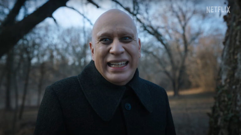 Fred Armisen è zio Fester nella serie Mercoledì