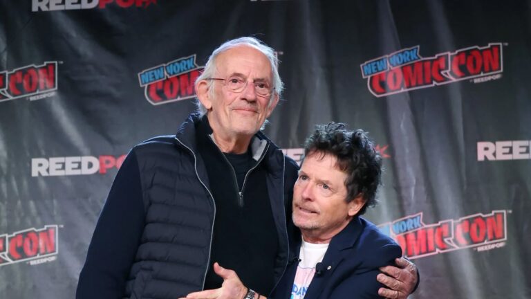 Michael J. Fox e Christopher Lloyd al panel del New York Comic Con 2022.