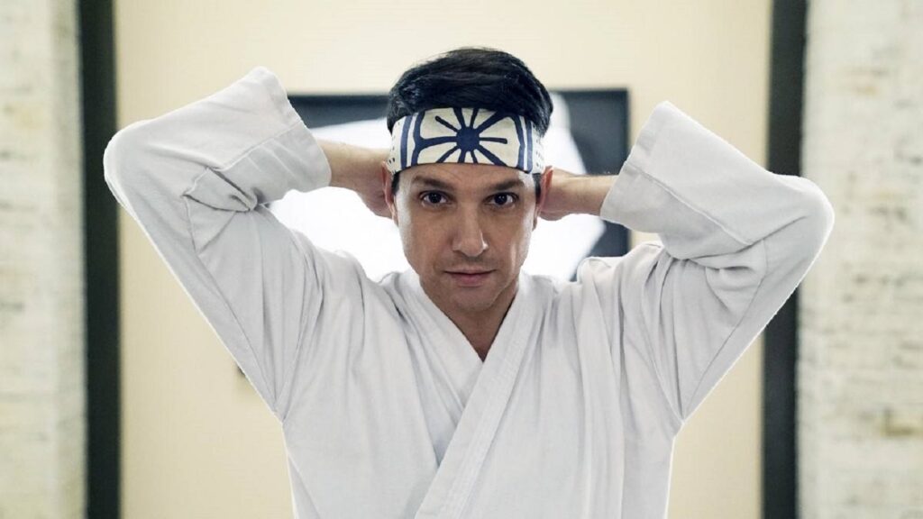 Frame che raffigura Ralph Macchio in Cobra Kai