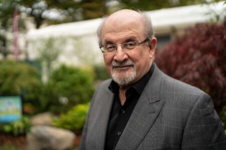 Fotografia che raffigura Salman Rushdie