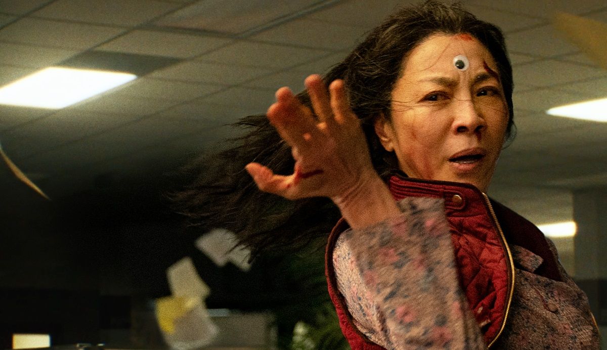 Michelle Yeoh in una scena di Everything Everywhere All At Once