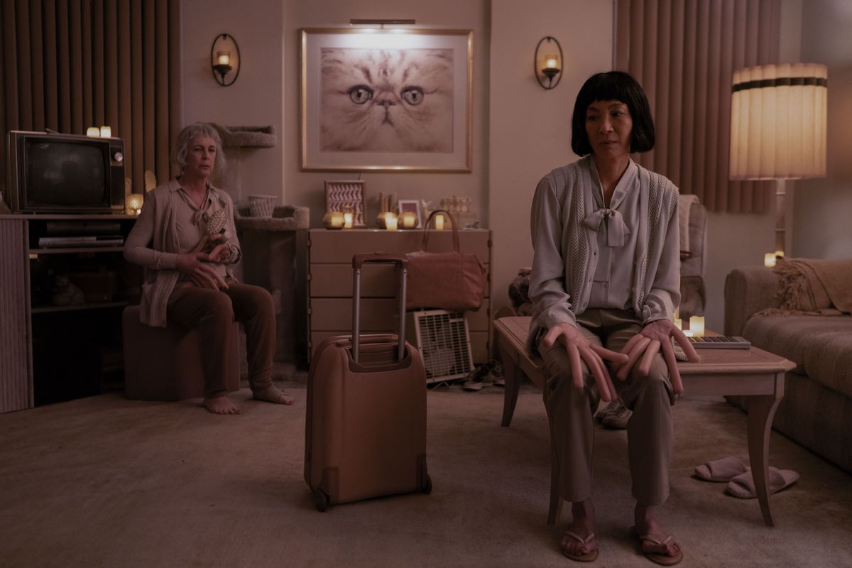 Jamie Lee Curtis e Michelle Yeoh in una scena del film Everything Everywhere All At Once 