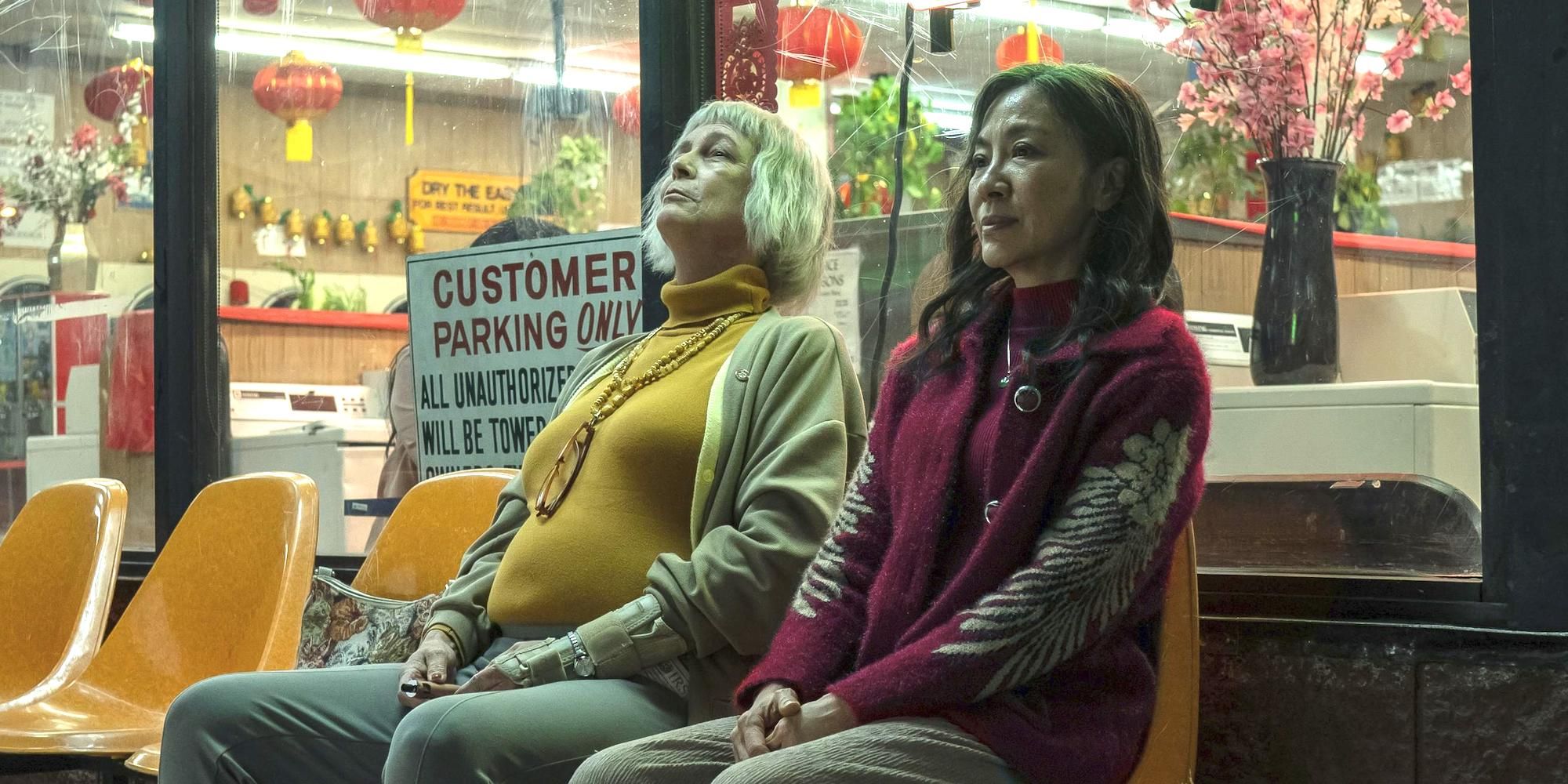 Michelle Yeoh e Jamie Lee Curtis in una scena del film