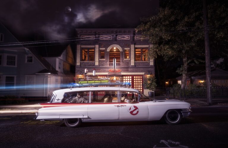 La macchina dei Ghostbusters davanti alla caserma