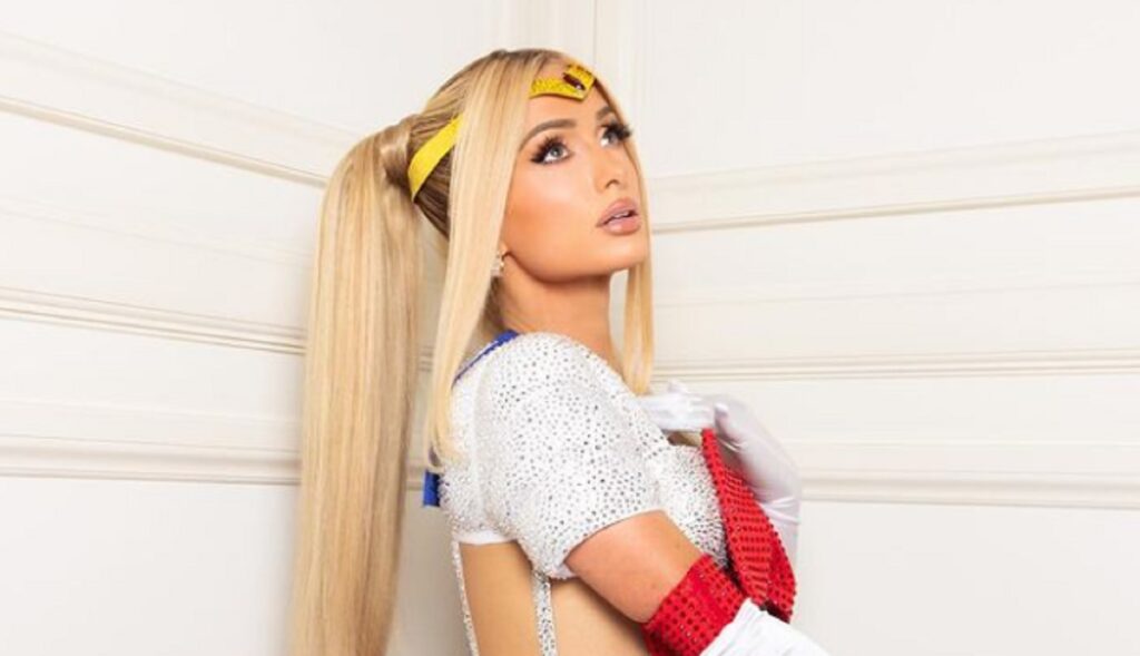 Fotografia che ritrae Paris Hilton nei panni di Sailor Moon