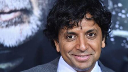 Frame che ritrae il volto di M. Night Shyamalan