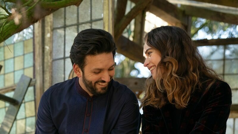 Shazad Latif e Lily James in What's Love Got to Do with It?