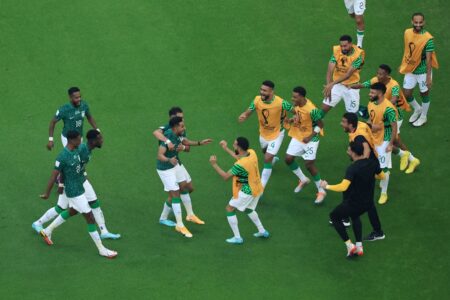 La nazionale dell'Arabia Saudita festeggia dopo la vittoria sull'Argentina