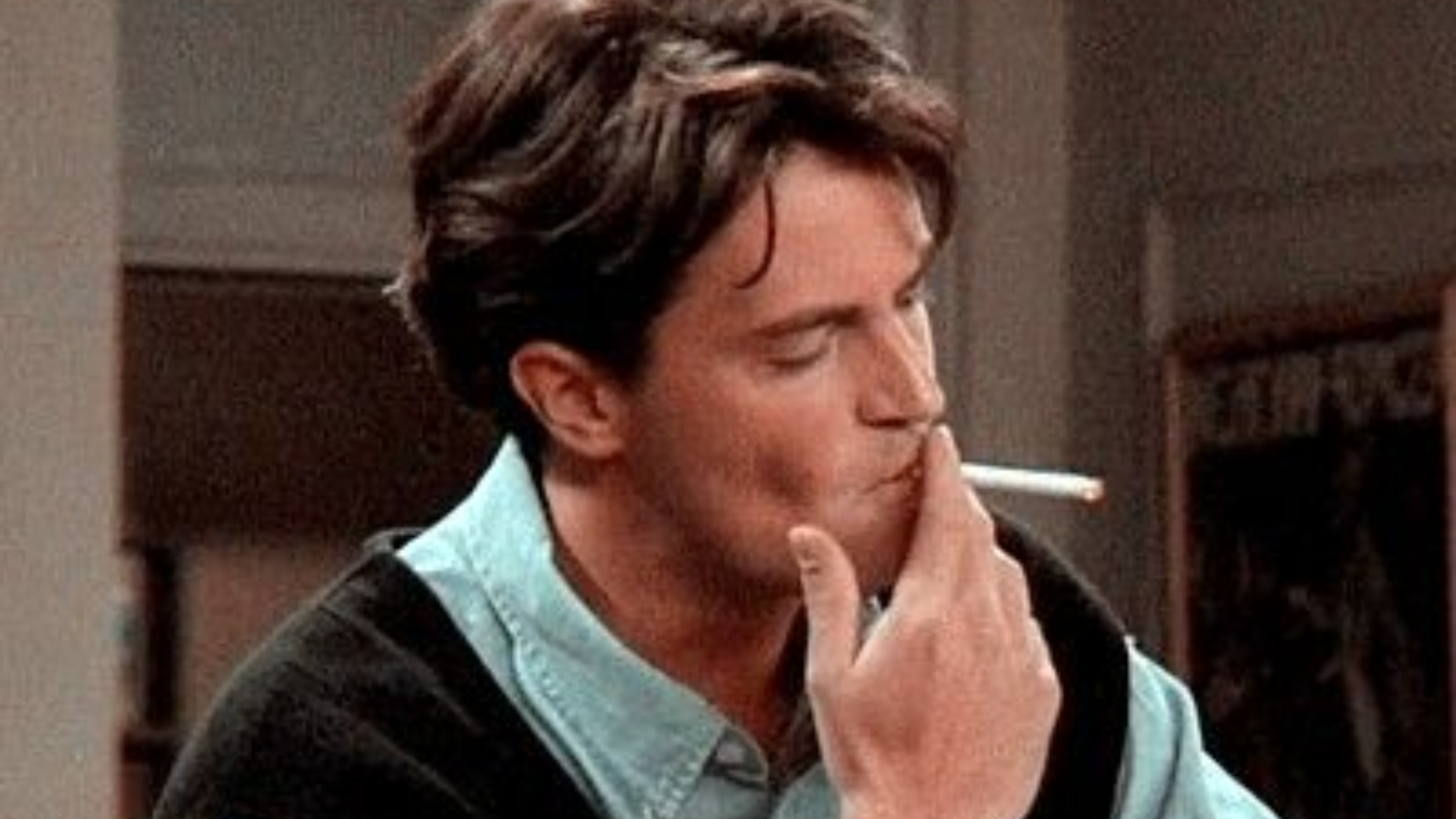 Matthew Perry fuma in una scena di Friends