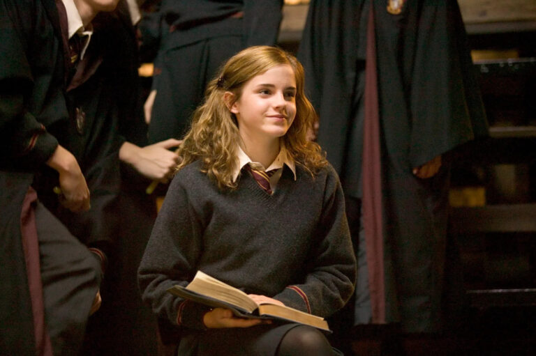 emma Watson che legge un libro nel film Harry Potter