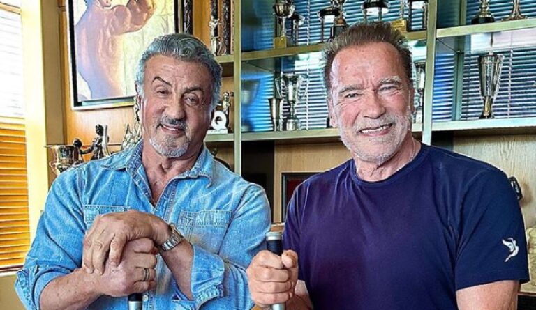 Fotografia che ritrae Sylvester Stallone e Arnold Schwarzenegger