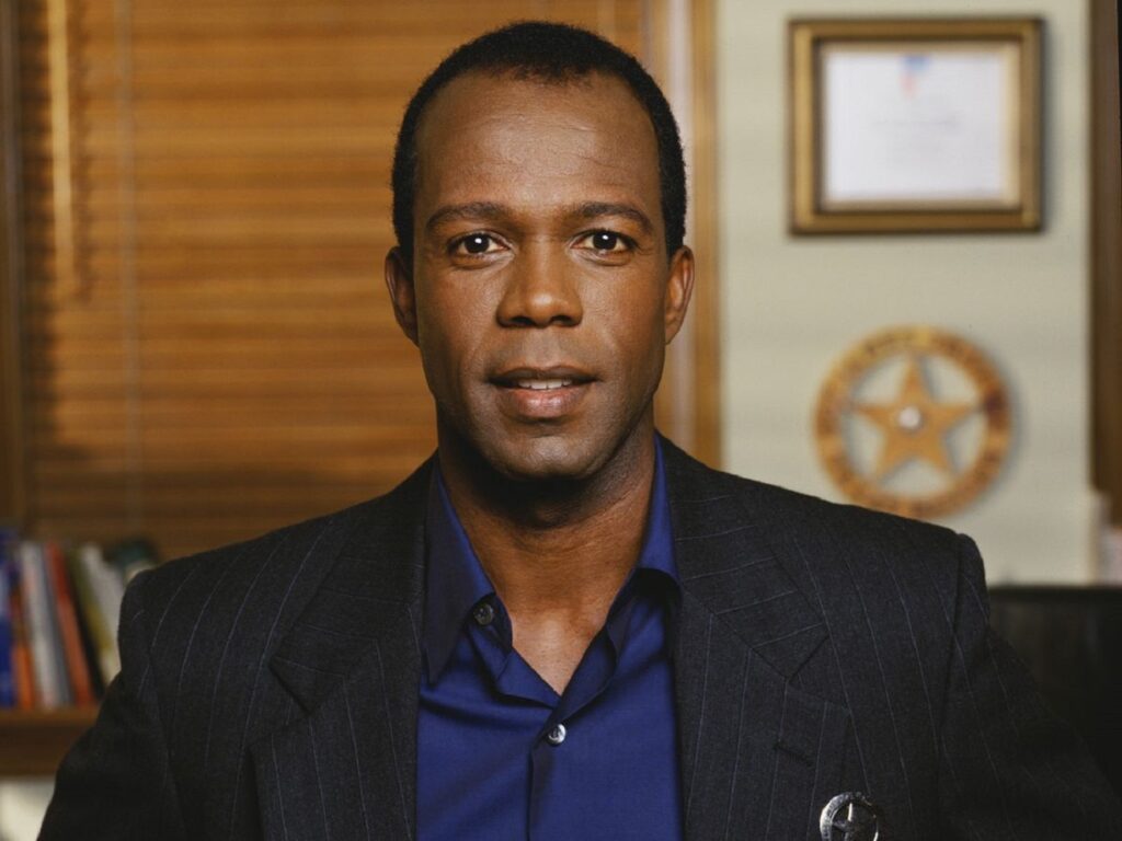 Frame che raffigura Clarence Gilyard Jr. in Walker Texas Ranger