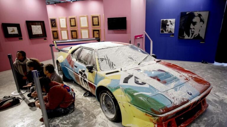 Milano: opera di Andy Warhol ricoperta di farina dagli attivisti di Ultima Generazione