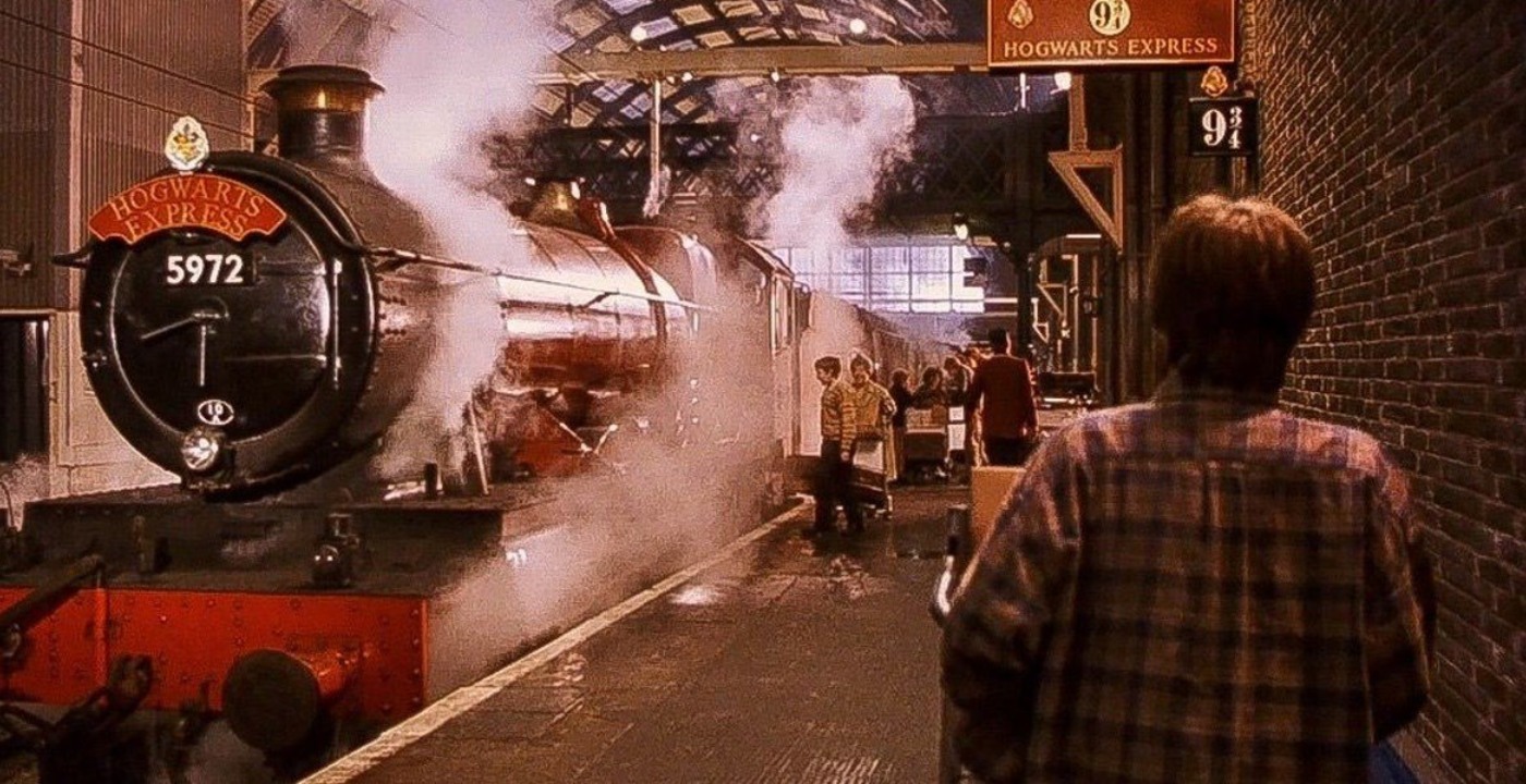 Harry Potter alla stazione per prendere il treno per Hogwarts 