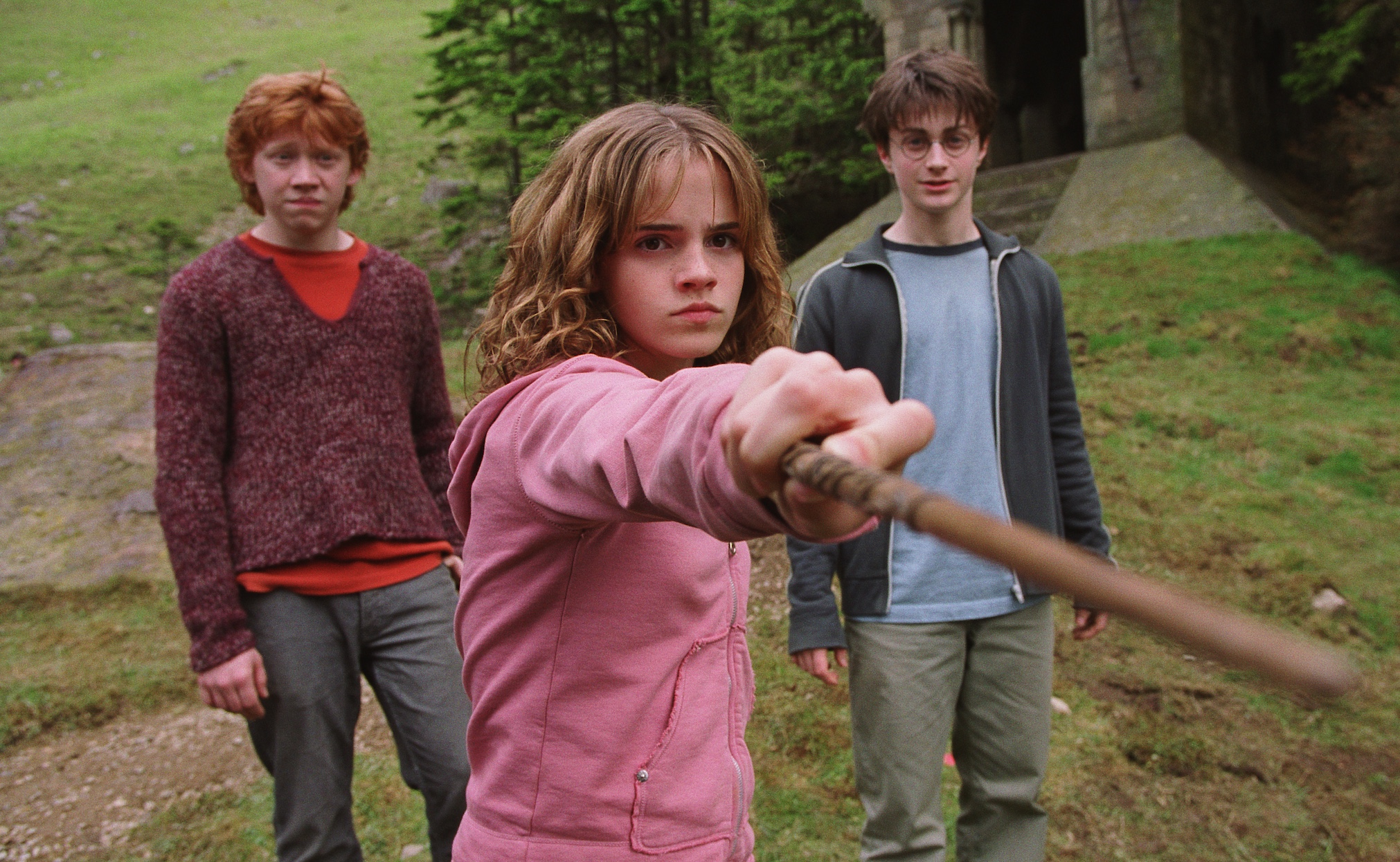 Hermione che punta la bacchetta contro Malfoy 