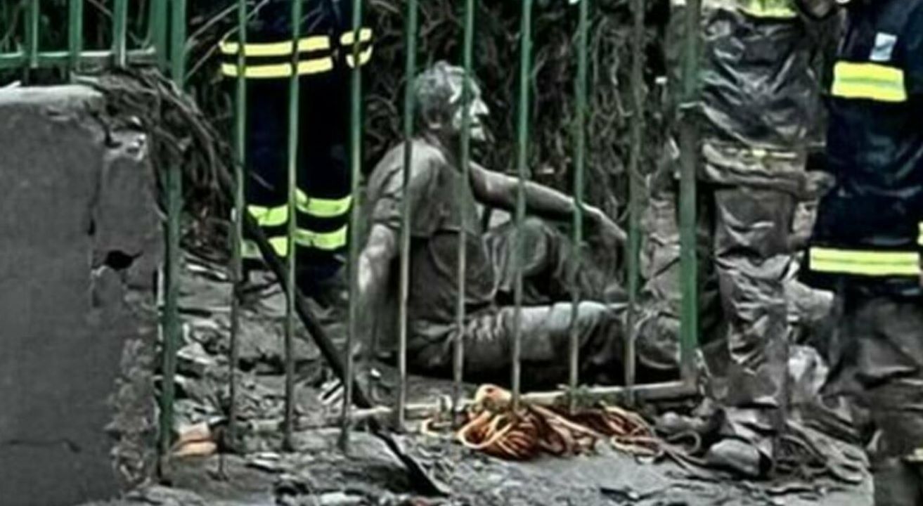 Frana a Casamicciola, il video dell’uomo intrappolato nel fango è il simbolo della tragedia