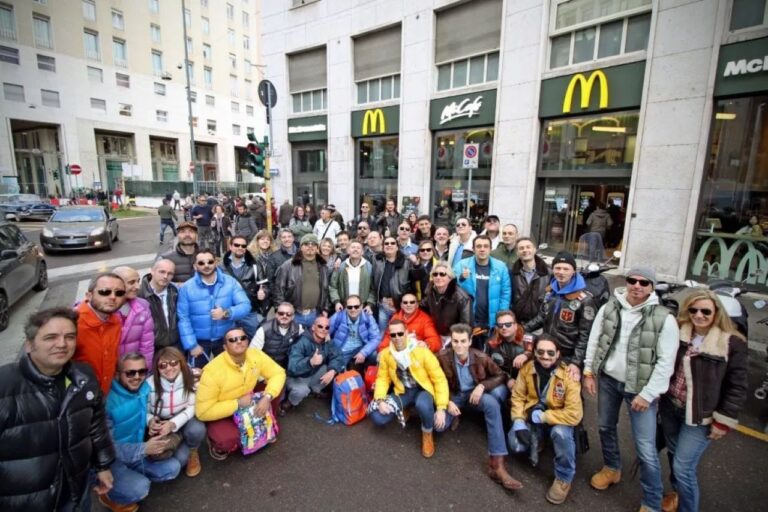 Paninari davanti al McDonald's a san-babila