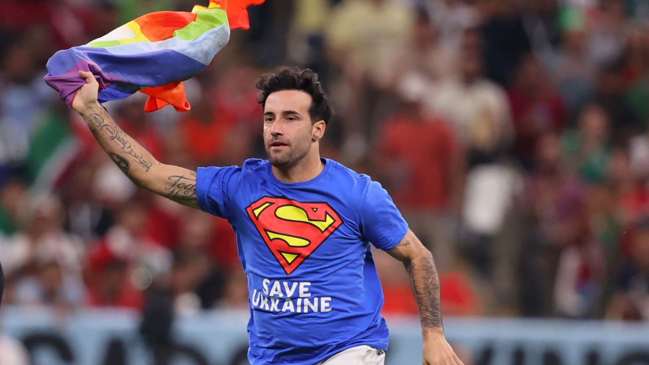 Mondial Qatar 2022, Portogallo Uruguay: un uomo entra in campo con la bandiera arcobaleno