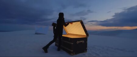 bambino apre un baule nello spot di Terrence Malick