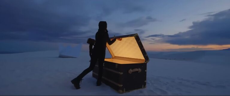 bambino apre un baule nello spot di Terrence Malick