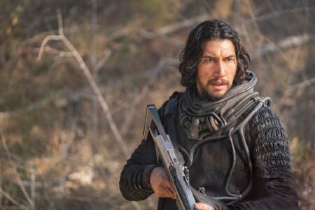 Frame che ritrae Adam Driver in 65