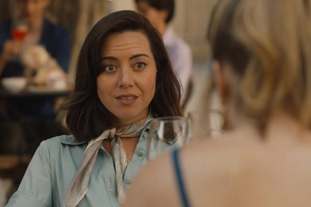 Frame di The White Lotus che ritrae Aubrey Plaza