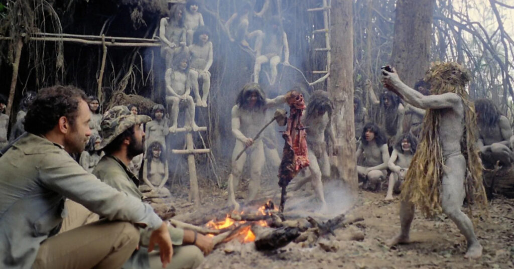 Una scena di Cannibal Holocaust con il gruppo di nativi 