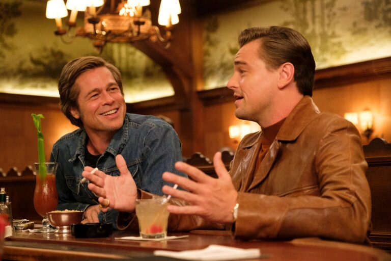 Frame che ritrae Brad Pitt e Leonardo DiCaprio in C'era una volta a... Hollywood