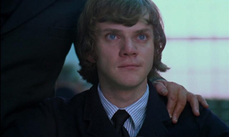 Frame che ritrae Malcolm McDowell in Arancia meccanica.