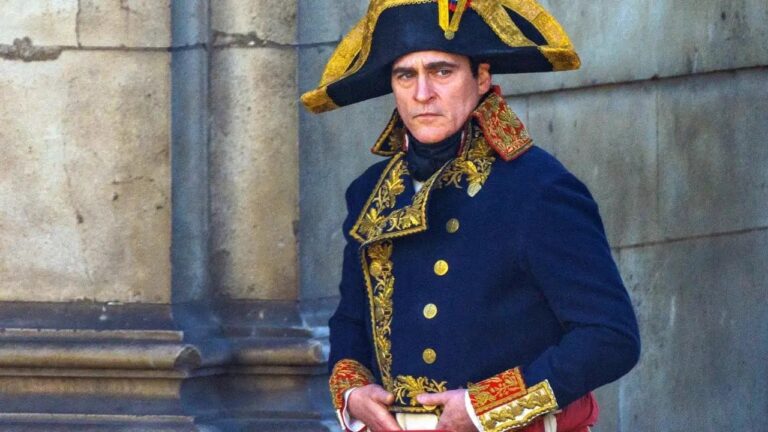 Frame che ritrae Joaquin Phoenix in Napoleon