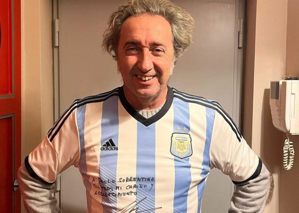 Paolo Sorrentino con la maglia di Maradona