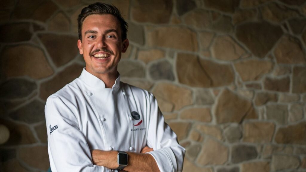 Glberto Neirotti sorridente in camice da chef