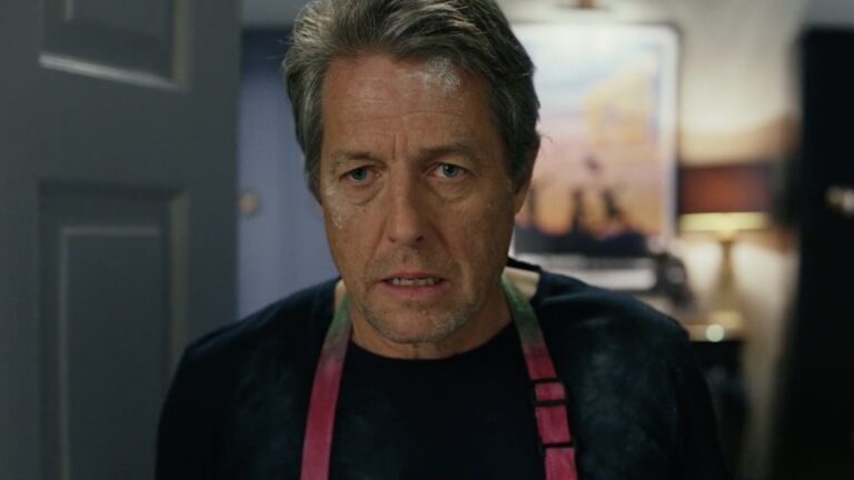 Frame che ritrae Hugh Grant in Glass Onion - Knives Out