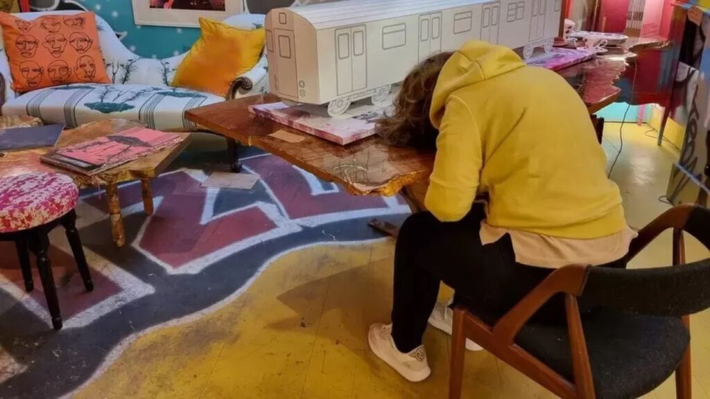 Londra, la polizia fa irruzione in una galleria d’arte per salvare una donna, ma era un’installazione artistica Istallazione artistica a Londra scambiata per una persona