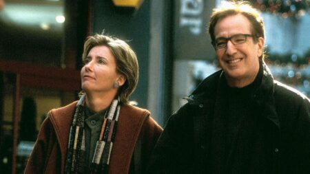 Frame che ritrae Emma Thompson e Alan Rickman in Love Actually