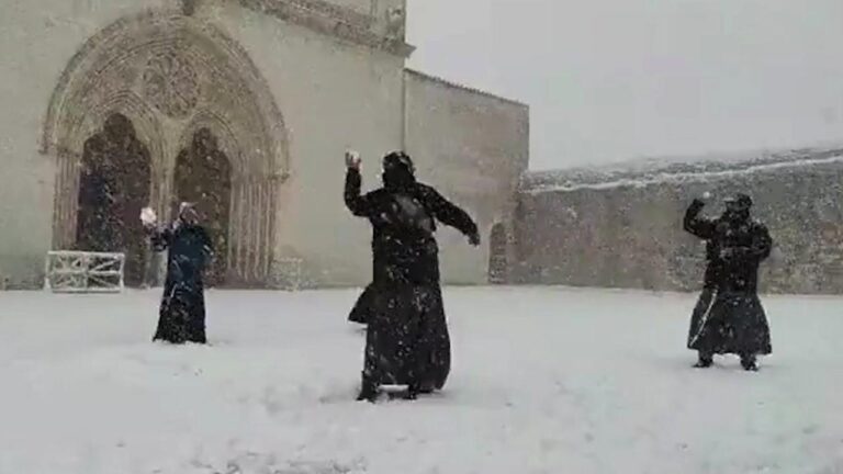 Frati ad Assisi che giocano con le palle di neve