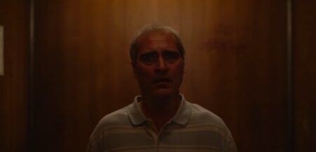 Frame che ritrae Joaquin Phoenix in Beau is Afraid