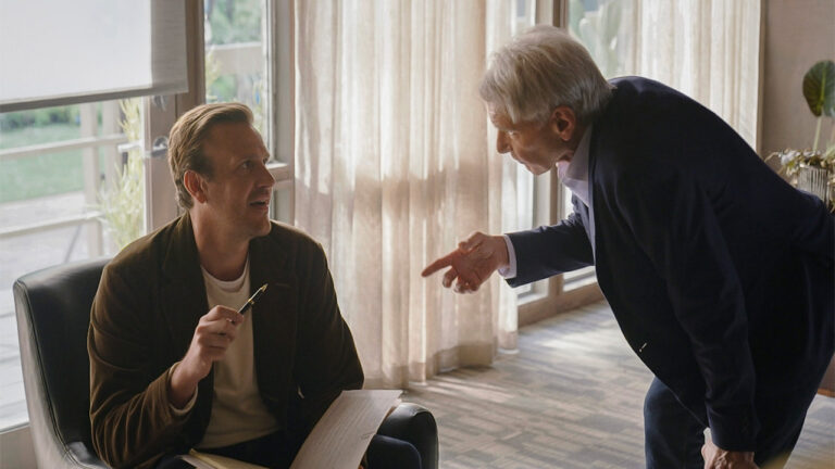 Jason Segel e Harrison Ford in Shrinking