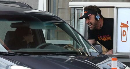 Ben Affleck al drive thru di un Dunkin' Donuts a Boston