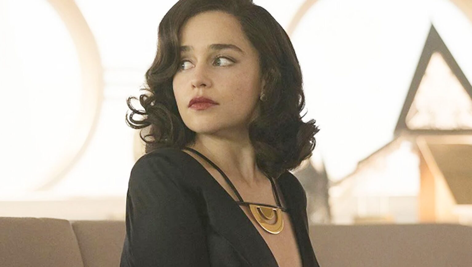 Frame che ritrae Emilia Clarke in Solo: A Star Wars Story